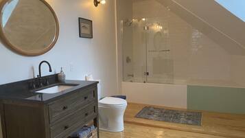 Duschwanne, Handtücher, Seife, Toilettenpapier