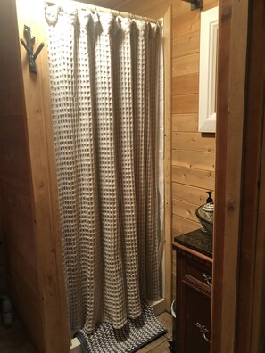 Bruser, hårtørrer, håndklæder, Toiletpapir