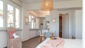 Une chambre à coucher avec un lit, une chaise, un bureau et une fenêtre.