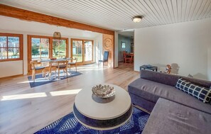 TV, fireplace - Nice home in Tyringe with WiFi (Tyringe)