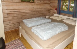 3 bedrooms, travel cot
