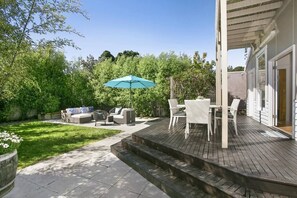Outdoor dining - Hitchcock Beach House (Barwon Heads)
