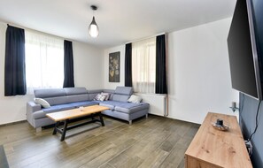 Smart TV, fireplace, stereo