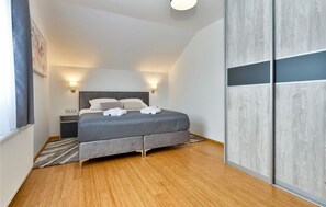 4 bedrooms, travel cot, free WiFi, bed sheets