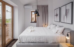 4 bedrooms, free WiFi, bed sheets