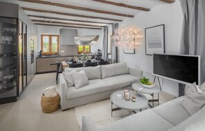 TV - Luxurious home in Cabrunici with sauna (Cabrunici)