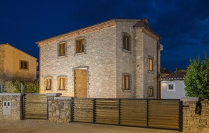 Exterior - Luxurious home in Cabrunici with sauna (Cabrunici)
