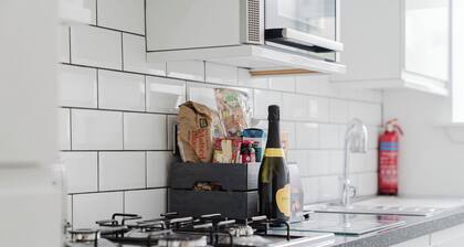 Beach Way, stylish apartment close to the beach