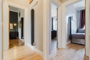 2 slaapkamers, een strijkplank/strijkijzer, reisbedje, wifi