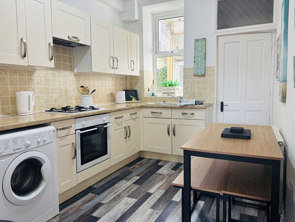 Fridge, microwave, oven, stovetop