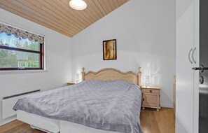 3 bedrooms, travel cot, free WiFi - Awesome home in Hals with kitchen (Hals)
