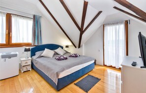 3 bedrooms, in-room safe, travel cot, free WiFi