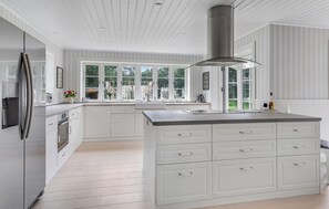 Fridge, oven, dishwasher, coffee/tea maker - Cozy home in Aakirkeby with kitchen (Aakirkeby)