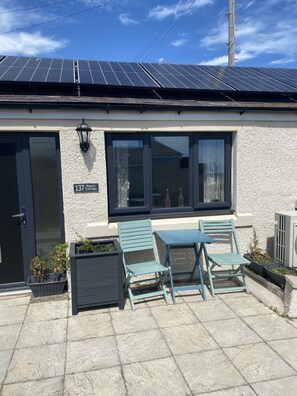 Outdoor dining - Beach Cottage with Stunning Sea View (Spittal)