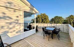 Outdoor dining - Beautiful home in Rennesøy with WiFi (Rennesøy)