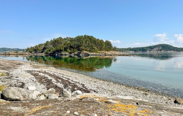 Beach nearby, fishing - Beautiful home in Rennesøy with WiFi (Rennesøy)