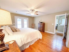 5 bedrooms, desk, iron/ironing board, free WiFi