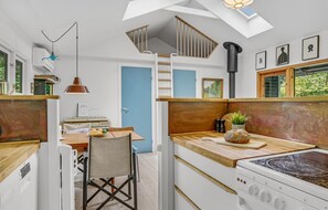 ثلاجة، موقد طهي مسطح، غسالة أطباق