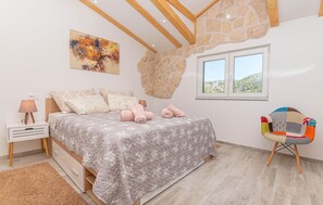 3 bedrooms, travel cot, free WiFi, bed sheets
