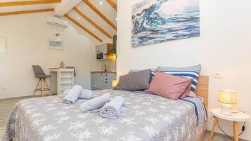 3 bedrooms, travel cot, free WiFi, bed sheets