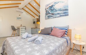 3 bedrooms, travel crib, free WiFi, bed sheets