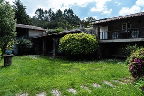 Exterior - Pequeño Pazo Gallego del Siglo Xviii con Piscina (Meis)
