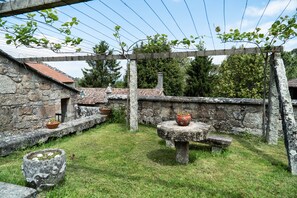 Outdoor dining - Pequeño Pazo Gallego del Siglo Xviii con Piscina (Meis)