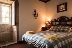 6 Schlafzimmer, Schreibtisch, Reisekinderbett, Bettwäsche