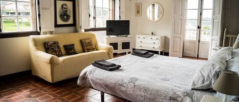 6 chambres, bureau, lit de bébé portatif, literie fournie