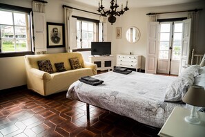 6 bedrooms, desk, travel cot, bed sheets - Pequeño Pazo Gallego del Siglo Xviii con Piscina (Meis)