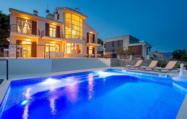A two-story house with a swimming pool, outdoor seating, and a view of the sea. - Cozy home in Matulji with sauna (Matulji)