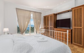 5 bedrooms, in-room safe, travel cot, free WiFi