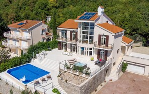 A multi-story house with a swimming pool, solar panels, and a hot tub. - Cozy home in Matulji with sauna (Matulji)