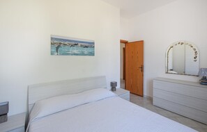 3 bedrooms, travel cot, bed sheets - 3 bedroom amazing apartment in Sorso (Sorso)