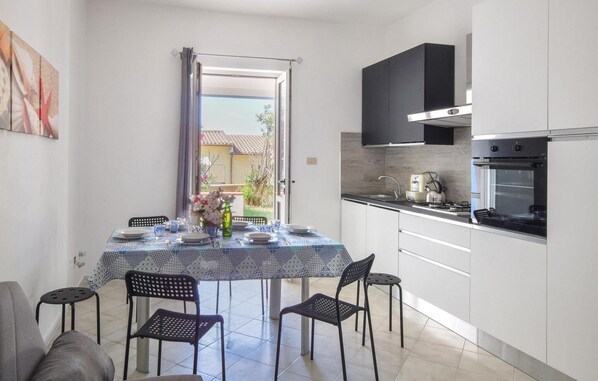 Frigorífic, placa de cuina i utensilis de cuina, vaixella i coberteria 