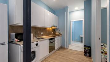 Frigorífico, microondas, horno y placa de cocina