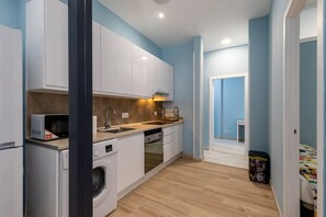 Fridge, microwave, oven, stovetop - Bright apartment near Bernabéu - BRAVO MURILLO Apartment (Madrid)