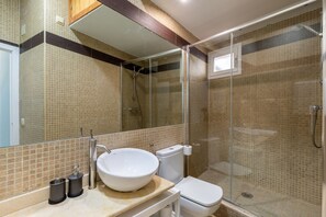 Shower, hair dryer, towels - Bright apartment near Bernabéu - BRAVO MURILLO Apartment (Madrid)