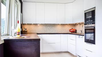 Fridge, oven, stovetop, dishwasher