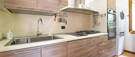 Fridge, stovetop, dishwasher, coffee/tea maker