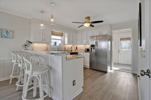 Réfrigérateur, four à micro-ondes, un four, surface de cuisson