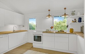 Kühlschrank, Mikrowelle, Herdplatte, Geschirrspüler