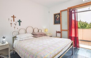 4 bedrooms, travel cot, free WiFi, bed sheets