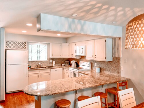 Chic downtown WP condo; 5 mins to slopes 🎿; walk to drinks🍹& dining, hot tub