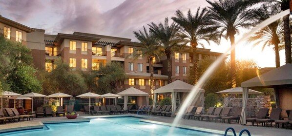 Alberca al aire libre y alberca climatizada