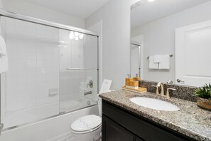 Ensemble douche/baignoire, sĂšche-cheveux, serviettes fournies, savon