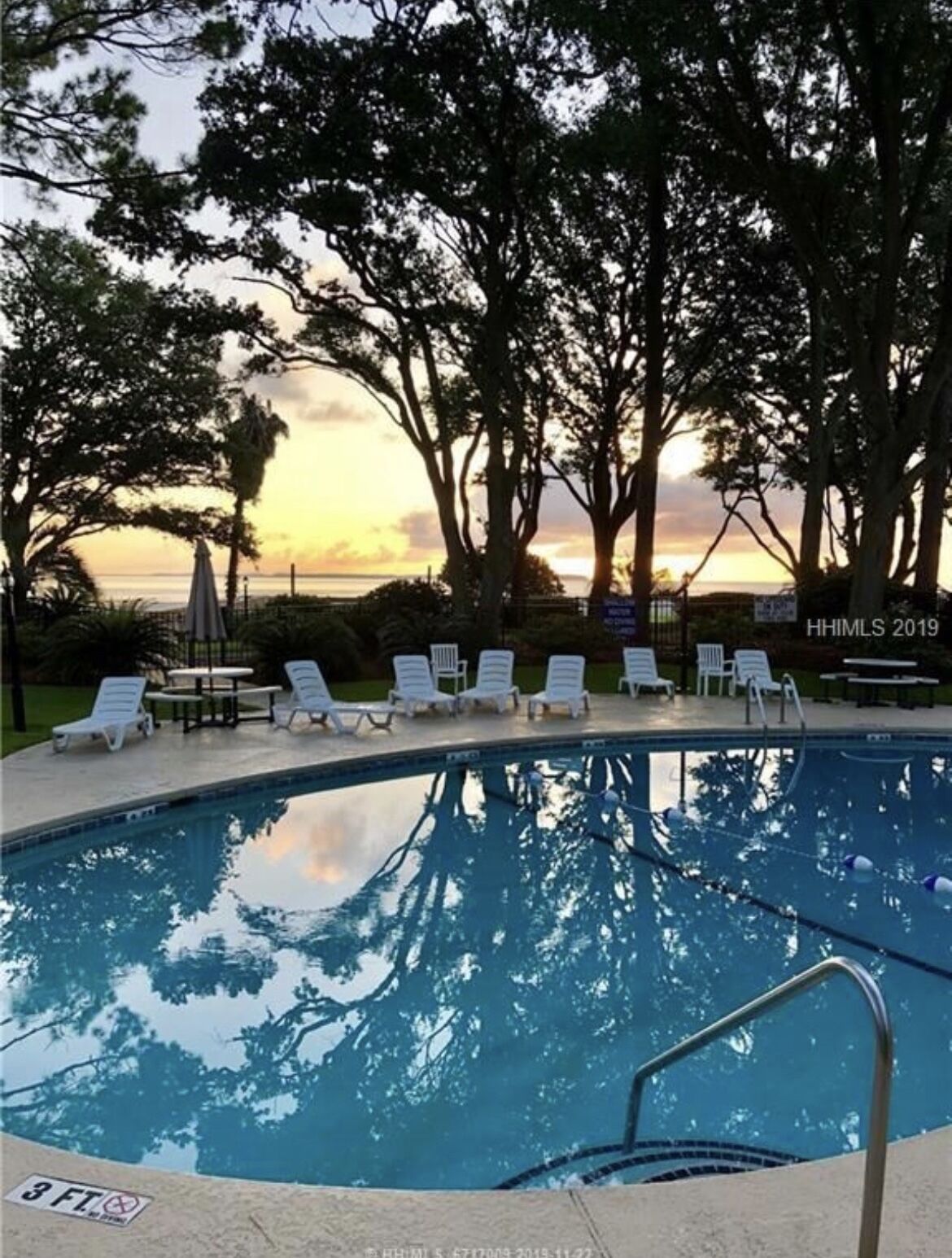 Een binnenzwembad en een buitenzwembad