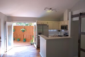 Fridge, microwave, oven, stovetop - Raleigh's famous mushroom house (Raleigh)