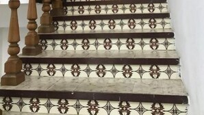 Una escalera con barandillas ornamentadas y peldaños con diseño.