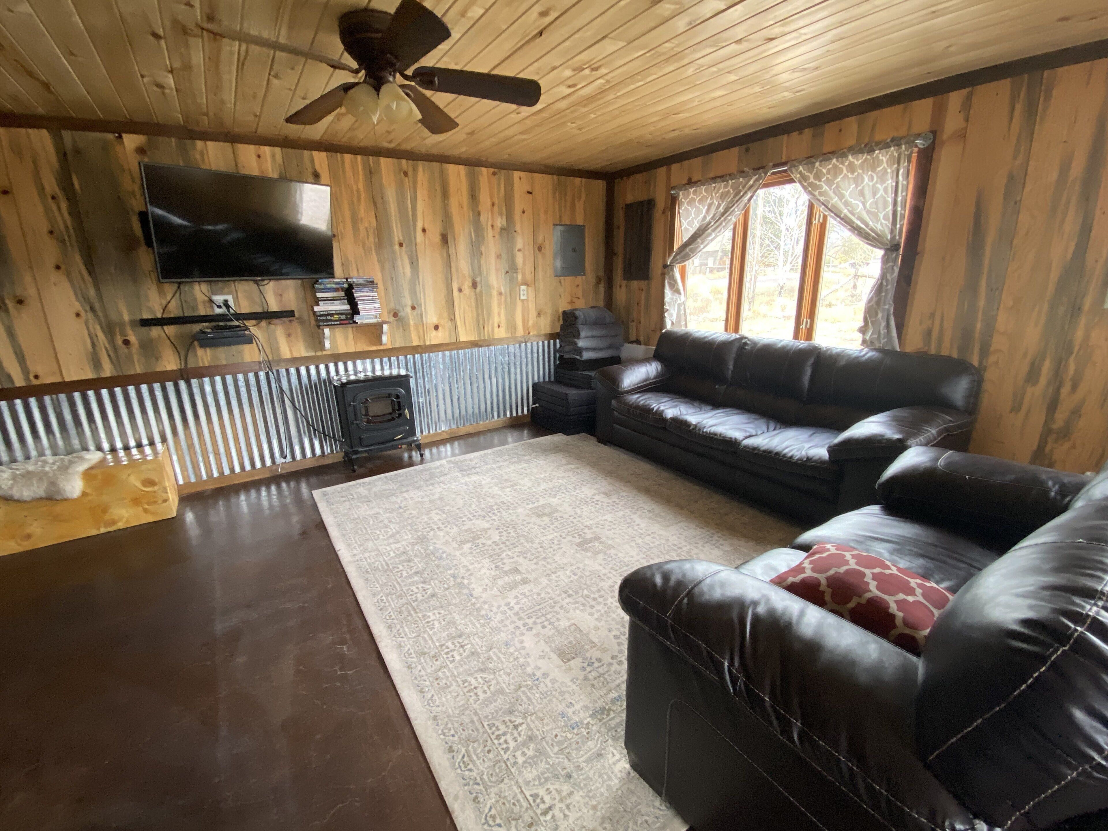 Een televisie en een open haard